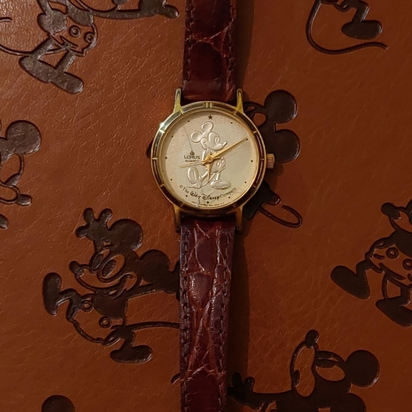 Disney's Mickey Mouse Watch - Picture 3 of 5